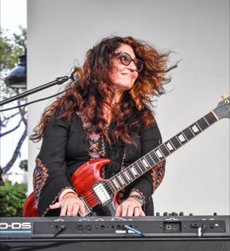 Leni Skiba, Guitar & Vocals